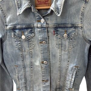 Levi's Light Wash Trucker’s Jacket Size M Button 100% Cotton Vintage Denim